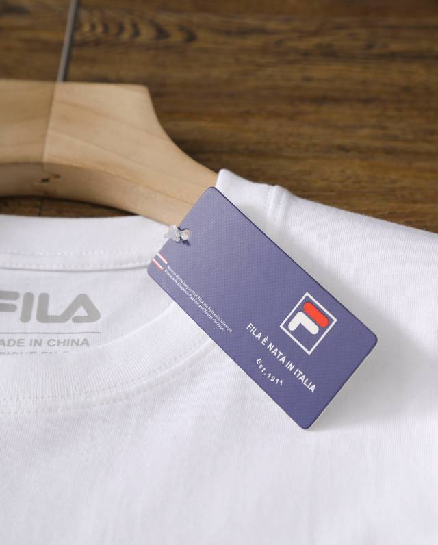 fila Fusion斐乐潮牌 字母数字印花潮流运动圆领短袖T恤 还在纠结怎么穿才能既舒适又潮感满满 Fila Fusion斐乐潮牌字母数字印花潮流运动圆领短袖