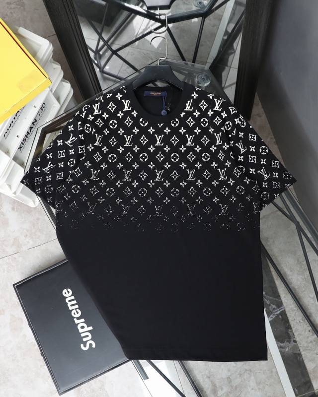 顶级版本 lv 2025Ss Louis Vuitton 路易威登 满印上幅渐变字母印花短袖T恤 专用定制280G纯棉精梳面料 透气舒适易清洗 采用高密度弹力胶