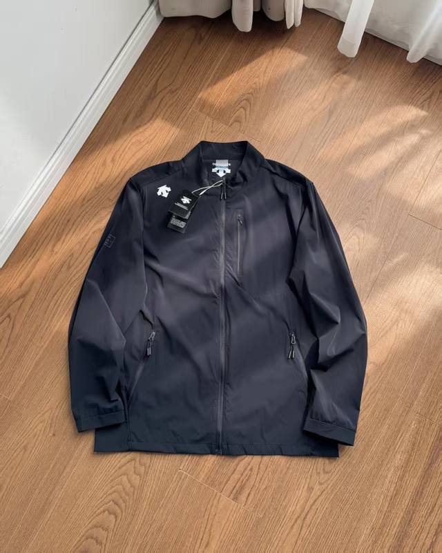 供 descente 迪桑特户外立领速干透气防晒衣连帽皮肤衣 冰丝梭织面料 四面弹力演绎 不担心会紧绷束缚 有自如的活动效果 防风恒温 还可以防止蚊虫叮咬户外探