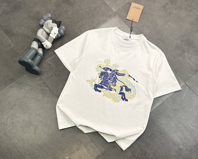 潮牌 巴宝莉Burberry发泡工艺情侣款短袖T恤 后背搭配发泡工艺 240G双纱潮牌专用棉 纹理清晰 质感满满 同缸定染1 1无色差精密纯棉螺纹 层搭叠穿 自