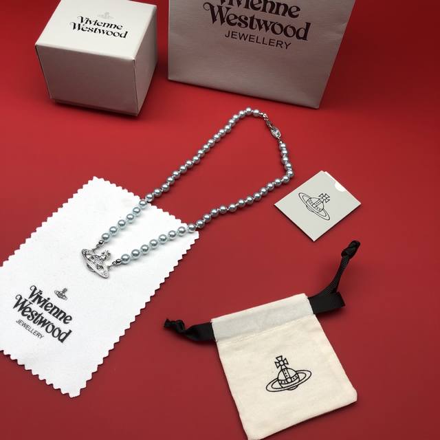 Vivienne Westwood西太后项链顶级最高版本 重磅来袭通过关系搞到一批海关扣押的西太后项链 全球最火的款式之一 可以承载岁月的经典之作 永不过时 独