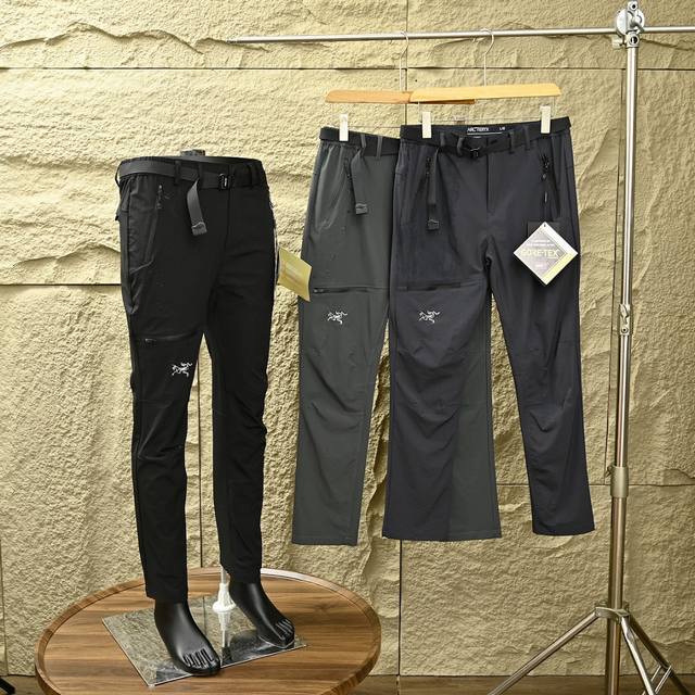 25Ss夏新款始祖鸟 Arc'teryx 户外休闲长裤 腰部绳扣设计 修身感十足 百搭不挑人款 都可轻松驾驭 一款看似简单却设计感十足的休 简单纯色 是一款有着