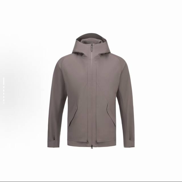 Descente Dualis Vertex 山峰夹克 一件专为城市与山野之间设计的多功能外套 融合品牌高阶支线 Dualis 的立体结构剪裁 打造兼顾机能与廓