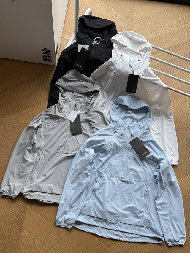 供 Lululemon露露 训练款 半拉链连帽薄款防晒外套男女同款 黑色 白色 灰色 蓝色 s~Xxl 原版88%锦纶 12%的氨纶混纺面料 亲肤舒适 超薄透气