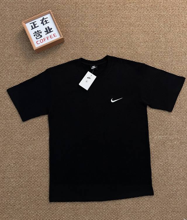顶端刺绣品质耐克Nike 基础款短袖宽松男女同款情侣款 采用抗菌260克新疆长绒棉重磅面料 透气舒适 怎么洗都不起球透气轻柔的短袖 让您穿着舒适一整天 品质在线