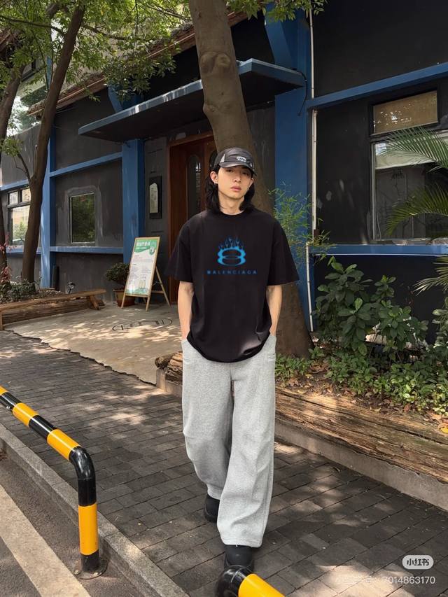 balenciaga 巴黎世家 25Ss 蓝色荆棘印花短袖 高版本 重工 短袖T恤 顶级用料 限量发售 面料 250克 双纱双股用料 预缩定型 具有良好的吸汗性