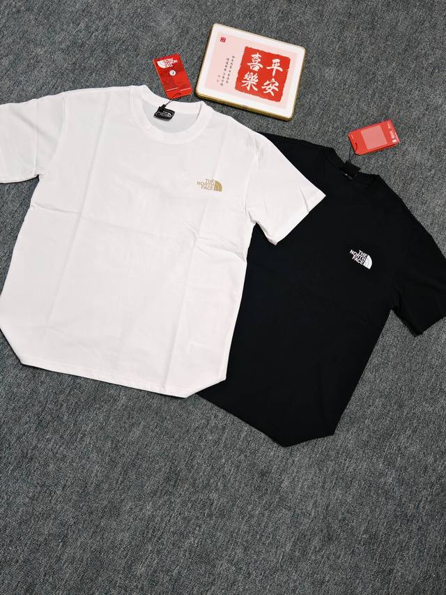 the North Face 北面2025年夏新款短袖T恤 官网同款 男女同款 双面液氨面料升级 采用日本液氨丝光工艺双面处理 液氨技术能使棉纤维膨胀后收缩 比
