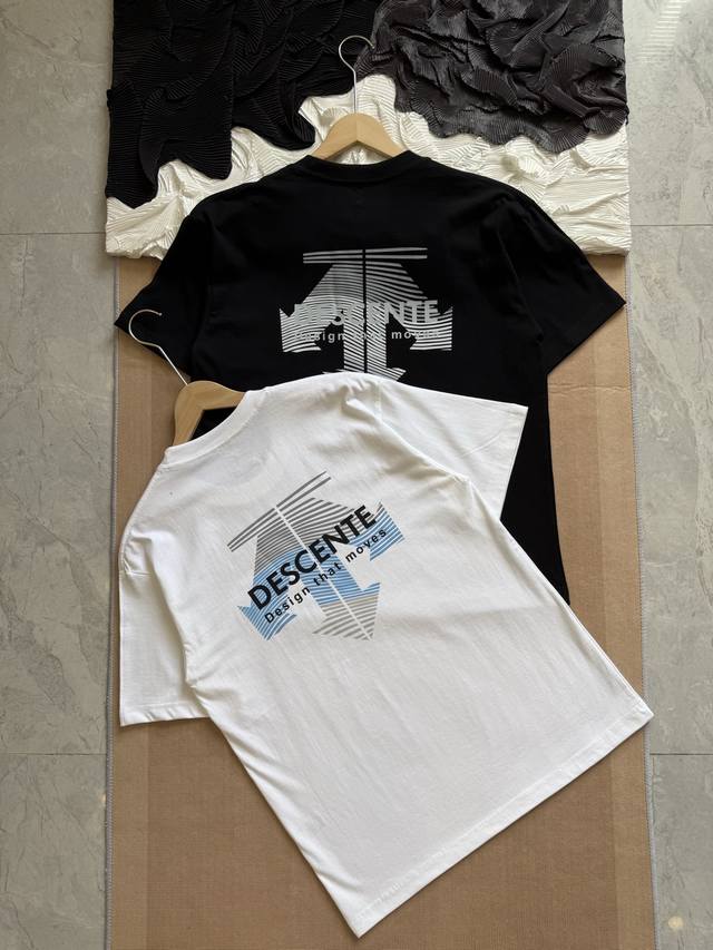 descente 迪桑特 后背印花Logo 休闲运动短袖T恤 -此款采用240G索罗纳环保型高科技面料 触感柔软顺滑接近真丝 贴身穿着冰凉亲肤 吸湿速度接近纯棉