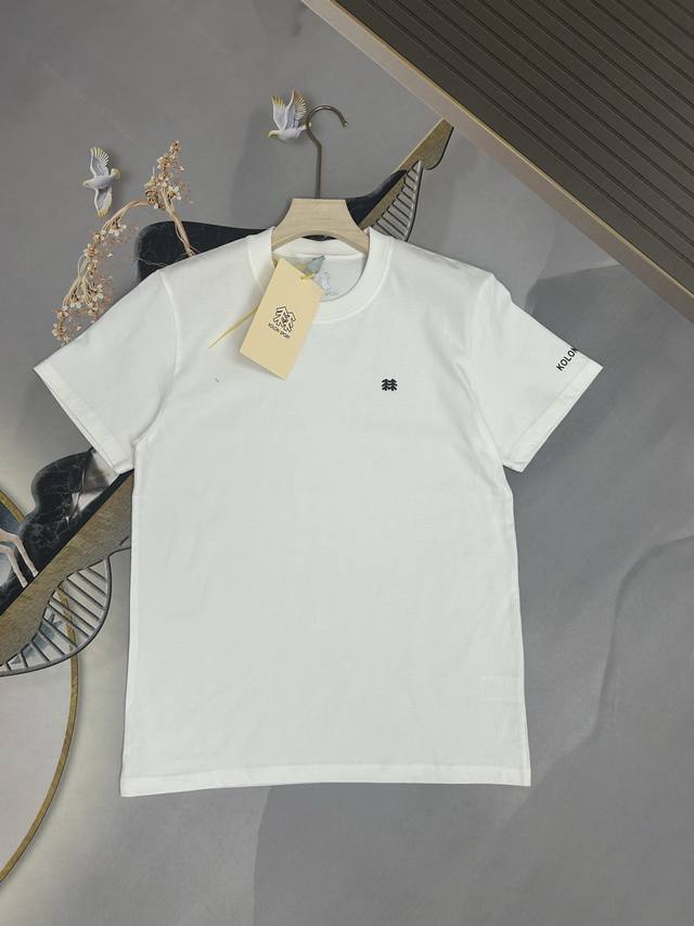 kolon Sport可隆基础款胸口袖口印花圆领短袖官网一致款式 面料 32支双纱260克纯棉面料 同缸同色织染螺纹 颜色一致 做前均经过高温预缩工艺 不会缩水