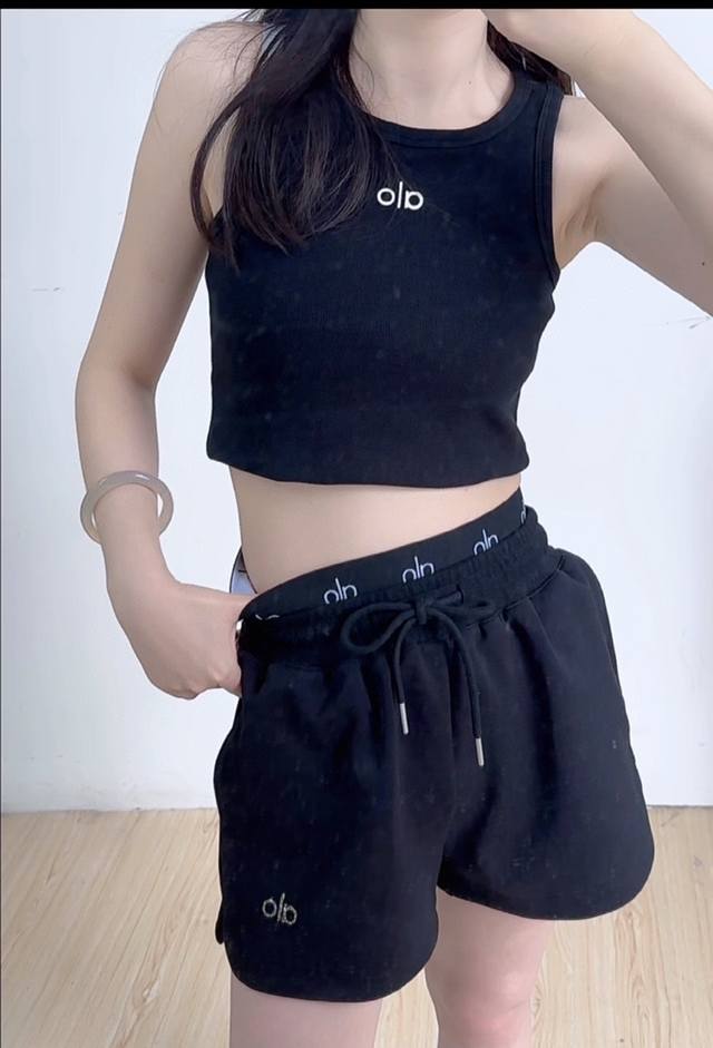 细节图 夏日必备短裤Alo女士短裤夏季休闲运动款 腰部的假两件字母弹力腰设计好有Feel版型是那种A字型的 版型超级好看 长度足够 跑步坐下也不容易漏 松紧腰带