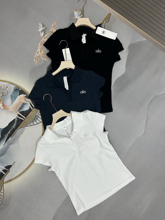 Alo女士网球polo短袖春夏系列重磅出品 可休闲 可通勤 定制绸缎面料 夏季可防晒 高级的设计感 通体提花 火遍时尚大牌圈 男女轻奢主义通勤穿搭必备单品 面料