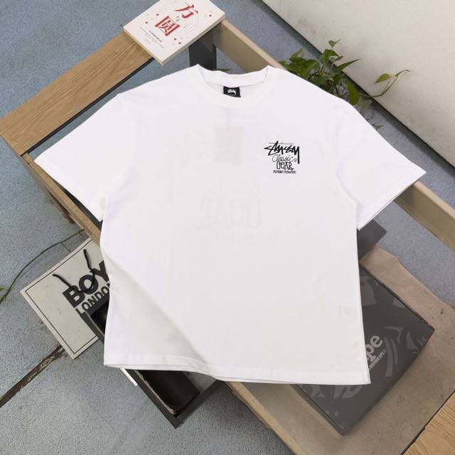 上新 款号 Bm200 高版本 2025新款Stussy斯图西加州潮流故事字母图案Logo印花休闲情侣宽松短袖T恤 经典永远不会过时 人手必备款 260G纯棉精