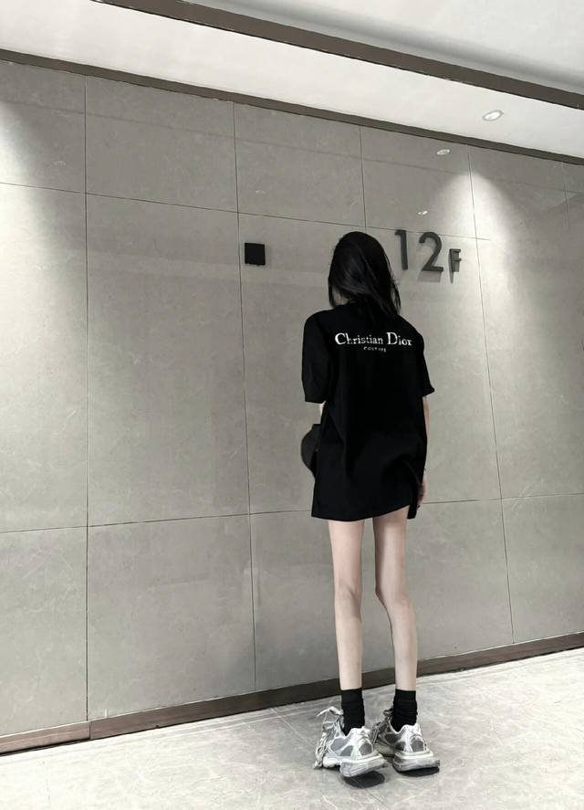 上新 高品质 迪奥 Dior破碎字母情侣款短袖T 宽松版型 采用顶级230克凯迪纯棉爽滑面料 突出精致 质感无敌 进口烧浆印花 绝不开裂 顶级工艺 过肩领条加固