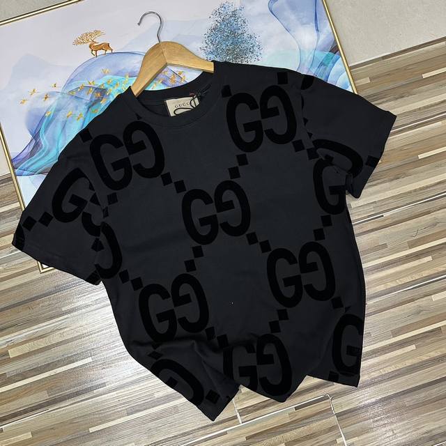 上新 单短袖 高版本爆款推荐Gucci 古奇 夏季男女同款宽松版型双G印花字母植绒短袖T恤 潮流时尚个性青年半截袖体恤 面料都是采用最好的双纱全棉面料 衣服细节