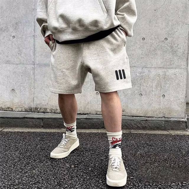 Fog Fear Of God Essentials 联名三杠硅胶印花高街短裤 情侣款 同款短袖背心在售 可搭配一套 热门爆款来袭 订织350G纯棉小毛圈面料