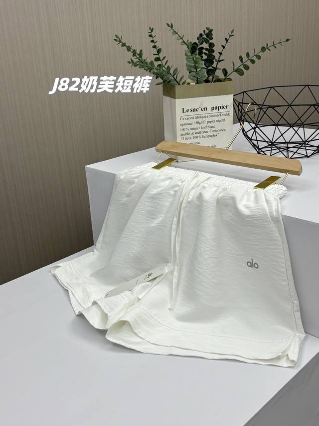 一包两件 妥妥的高货 Alo 2025新款女士高腰休闲奶芙A字短裤 大长腿Go 运动无拘束 显瘦阔腿版型 上身秒变漫画身材 梨形微胖姐妹也能穿出辣妹感 这款真的