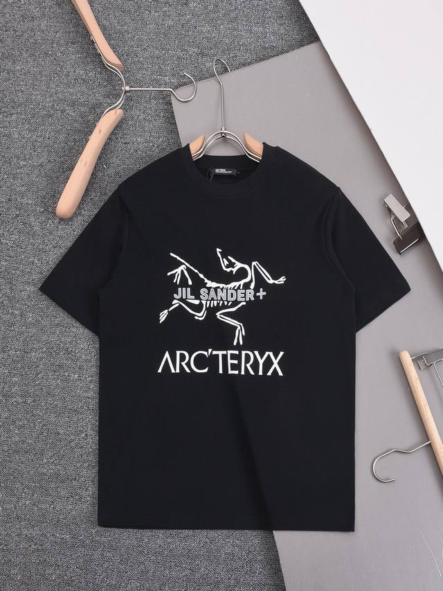 Arc Teryx 始祖鸟 2025 Ss春夏新款 Jil Sander大鸟联名印花Logo圆领短袖T恤男女同款 简约时尚精致 色彩搭配舒适 定织定染纯棉洗水面