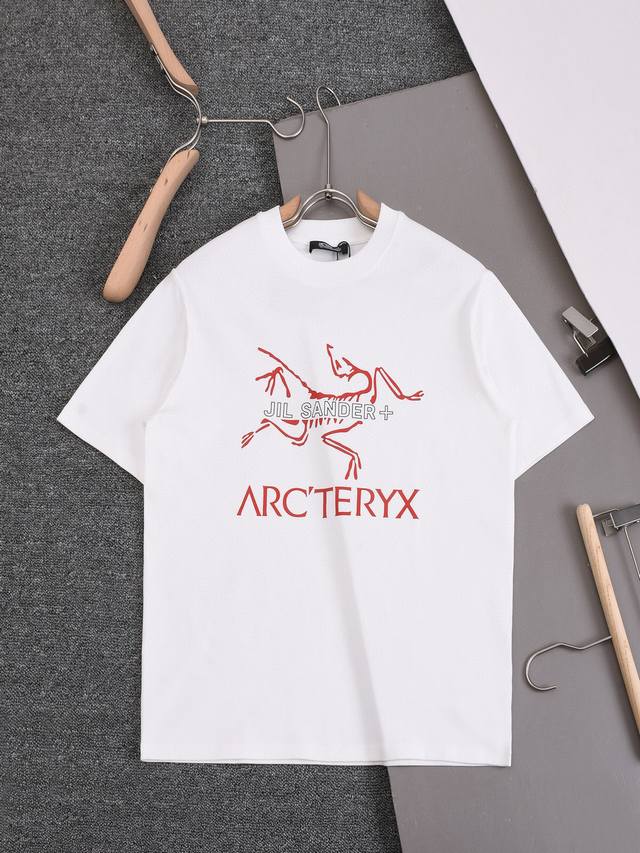 Arc Teryx 始祖鸟 2025 Ss春夏新款 Jil Sander大鸟联名印花Logo圆领短袖T恤男女同款 简约时尚精致 色彩搭配舒适 定织定染纯棉洗水面