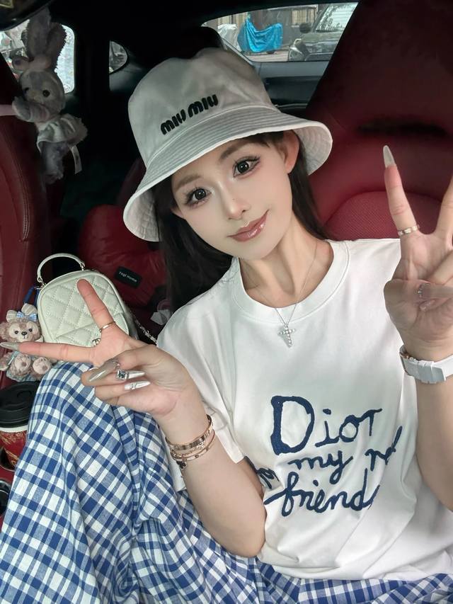 Dior迪奥新款重工毛巾刺绣蓝色字母短袖 就稀罕白色 Dior火爆全网的毛巾Logot 草写精致刺绣没有一点门槛 谁穿都好看 简约又慵懒高级 一整个干净住 纯棉