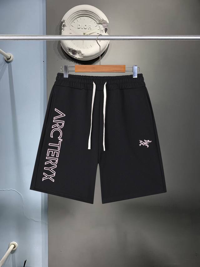 顶级版本 始祖鸟 Arc Teryx 2025夏季新款 徽标刺绣 短裤休闲裤直筒男士五分裤 *采用420克高克重毛圈卫衣面料 厚实挺阔 *腰部设计松紧带与抽绳