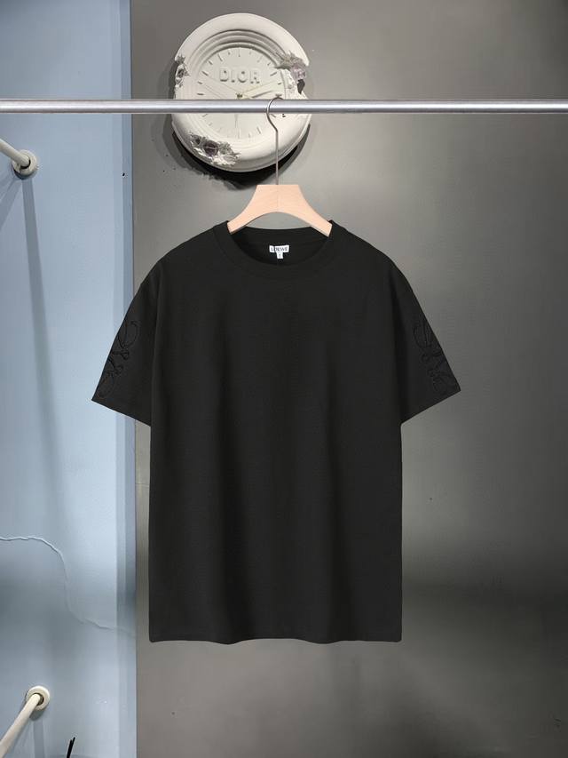 Loewe 罗意威 2025夏季新款 袖子贴布大刺绣Logo字母 百搭款圆领短袖T恤男女同款 贴布大刺绣Logo字母 轻盈棉质平纹针织 T 恤 宽松版型 这件T