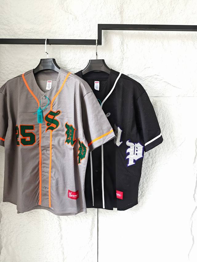 Supreme Ss25 Week5 Old English Baseball Jersey 美式潮流斜纹贴花网眼短袖棒球球服 男女同款 哥特基因的街头显性表达