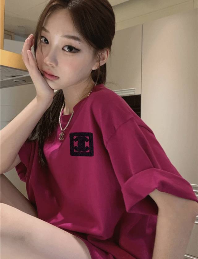 Chanel香奈儿新款毛巾刺绣Logo玫红短袖T恤 火龙果色简直是乱杀橄榄皮女孩最爱 呜呜这件T是来报恩的 太太太显白啦 重工小香方块刺绣有品味 高级感在线 纯