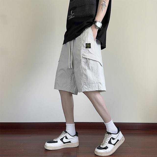 Stone Island 石头岛海外限定休闲短裤 限定机能裤五分裤 高品质裤子 小红书主播推荐 上身质感满满 版型立体 完美修饰腿型 街头风十足 情侣闺蜜可搭