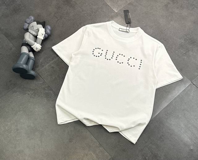 潮牌 Gucci古驰铆钉圆珠圆领短袖T恤 240G双纱潮牌专用棉 纹理清晰 质感满满 同缸定染1 1无色差精密纯棉螺纹 层搭叠穿 自留好货 强烈推荐~所有的辅料