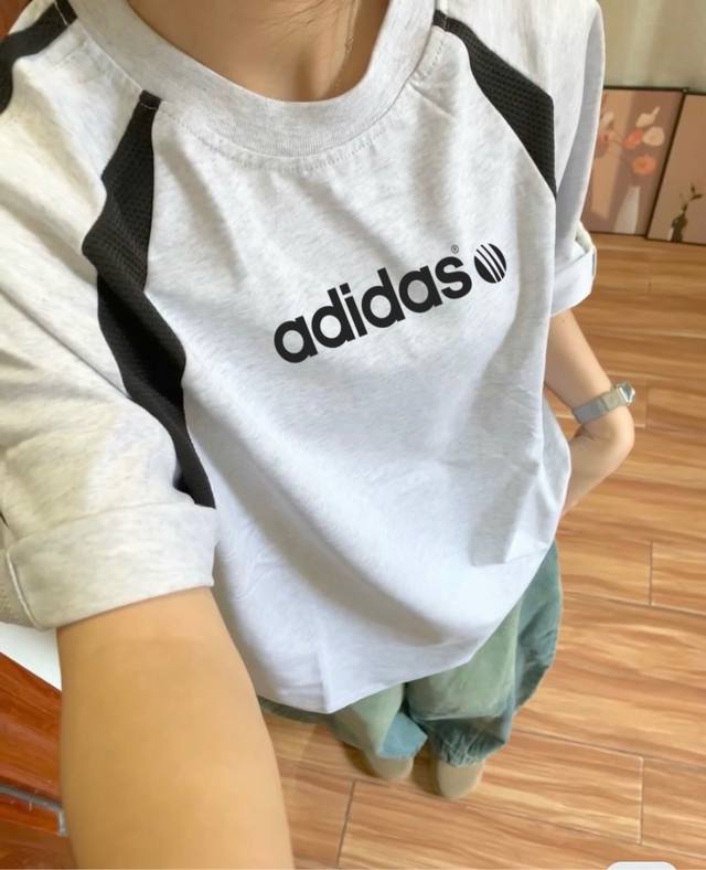 新款阿迪达斯Adidas 环球字母插肩撞色拼接Ins 领口螺纹针织情侣同款宽松落肩短袖T恤 面料: 300G重磅纯棉新疆长绒棉 采用特定重磅32S精棉平纹针织面