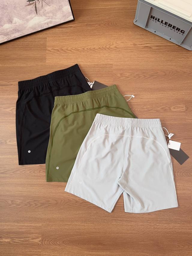 供 露露Lululemon夏季新款休闲男士轻薄网眼 拼接透气短裤休闲短裤 无内衬速干四分短裤 此款短裤的面料四向弹力 腰部内侧网格面料设计 亲肤 侧边拉链口袋