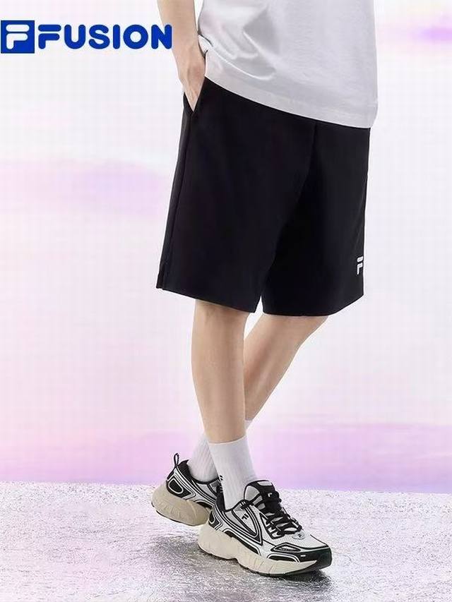 fila 斐乐 三色专柜同款运动休闲短裤夏季 运动休闲亲肤Logo刺绣五分裤 采用针织双面滑布面料 面料轻薄 吸湿性强 不起球 不变形 不掉色 穿着更舒服 经典