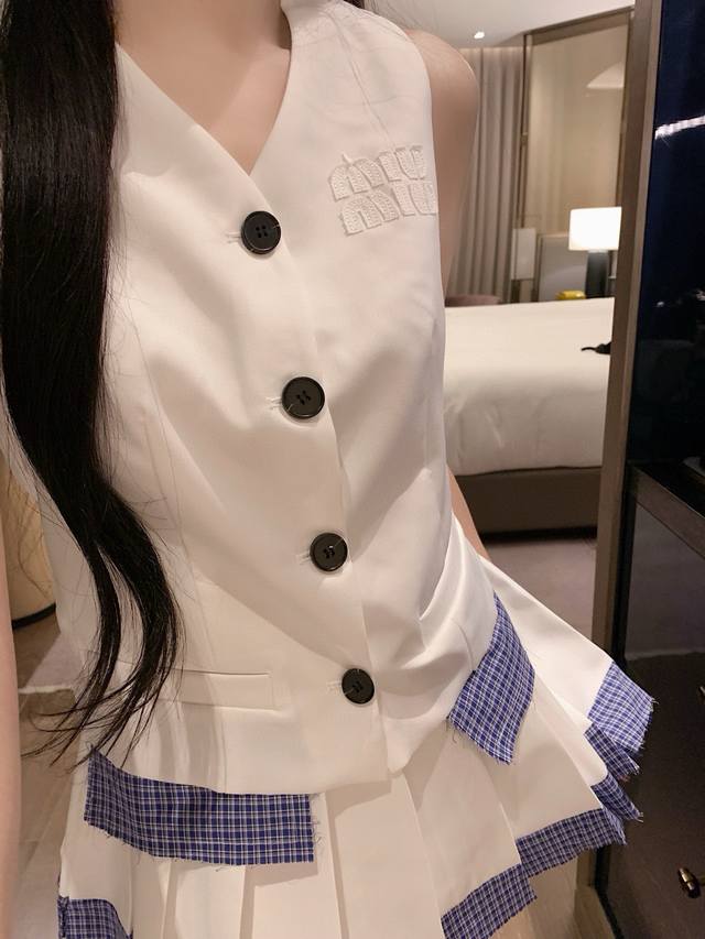 miumiu缪缪字母贴布刺绣格子拼接马甲背心百褶裙套装 款号 25670605792 颜色 灰色 白色 尺码 Sml s码80-95斤 m码95-110斤 l码