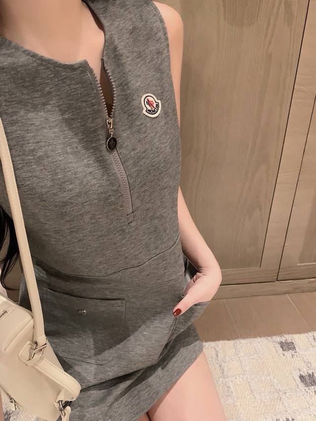 moncler蒙口定制字母Logo刺绣徽章定制拉链圆领无袖连衣裙 款号 25670605789 颜色 蓝色 灰色 白色 尺码 Sml s码80-95斤 m码95