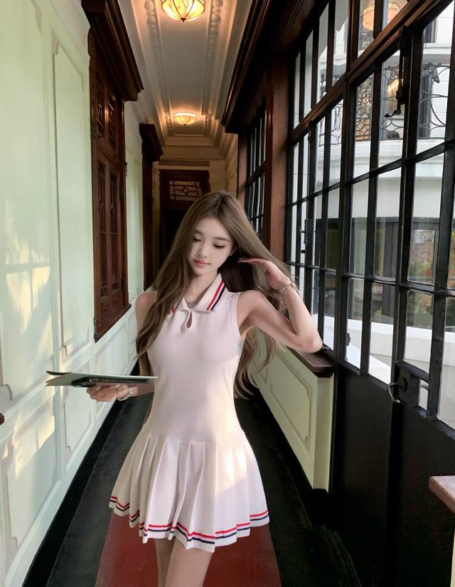 thom Browne Tb经典三色织带翻领无袖百褶连衣裙 款号 25671905788 颜色 白色 尺码 均码 80-125斤