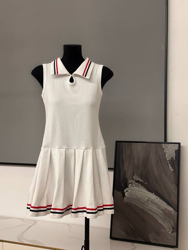 thom Browne Tb经典三色织带翻领无袖百褶连衣裙 款号 25671905788 颜色 白色 尺码 均码 80-125斤