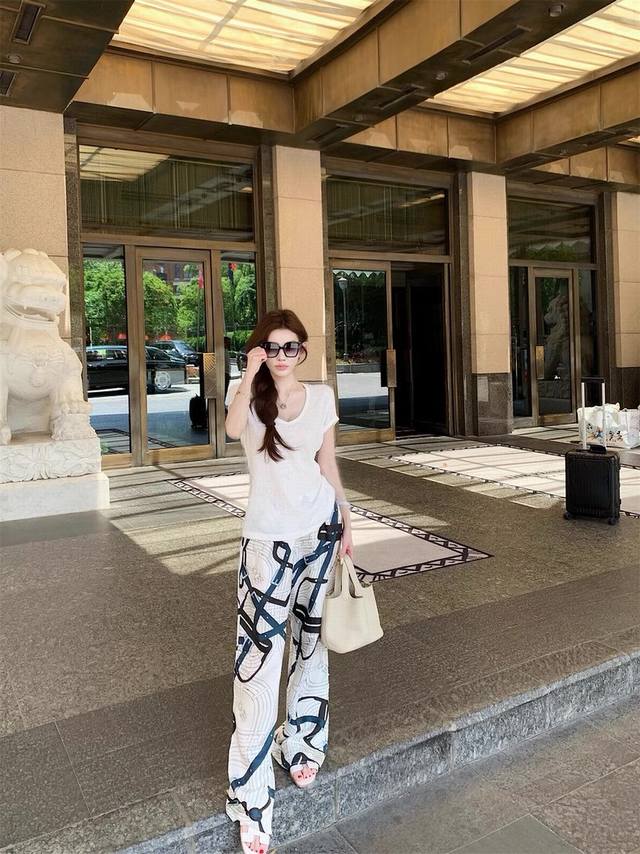 hermes爱马仕V领短袖T恤松紧腰印花长裤套装 款号 25671905787 颜色 白色 藏青色 尺码 均码 80-125斤