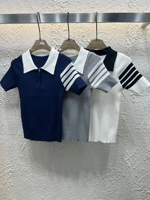 thom Browne Tb四条杠提花半拉链翻领针织短袖 款号 25670105755 颜色 蓝色 灰色 白色 尺码 均码 80-125斤