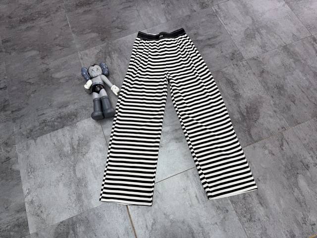 品名 条纹裤舒服慵懒条纹裤 尺码 S.M.L 颜色 黑条纹 简简单单但又贵气逼人 一件拿得出手的裤子最近新欢 无敌遮肉肉的一套 慵懒风穿搭 布料舒适透气 日常最
