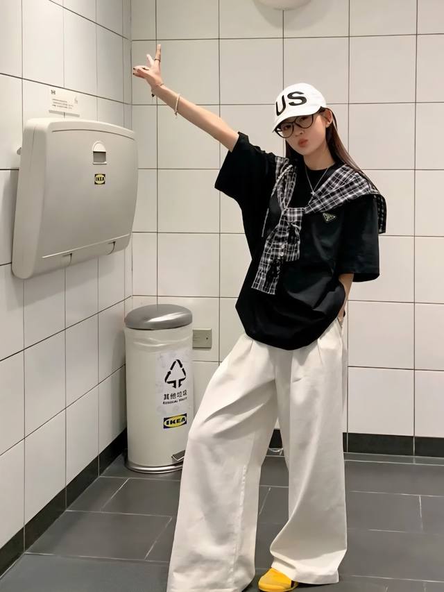 prada 普拉达25夏季格子披肩假两件拼接短袖T恤 回头率超高的少年感披肩短袖推荐 短袖部分采用优质双纱棉料 格子撞色部分采用涤料 宽松版型 肩部定位缝制在一