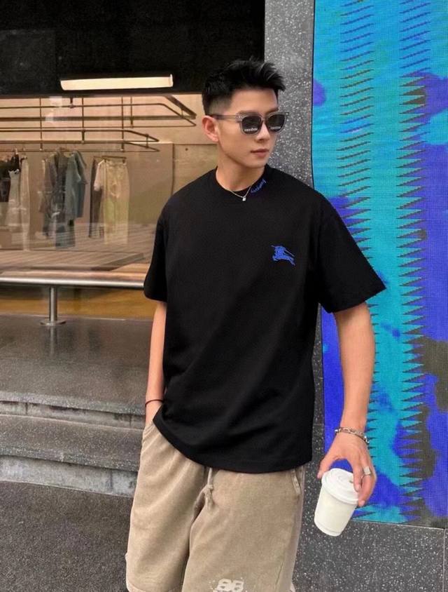 模特图# 顶级复刻版本 2025夏季新款Burberry巴宝莉刺绣蓝色战马骑士Logo图案绣花休闲情侣宽松短袖T恤 独一无二的活性环保面料染色 32支双纱精梳纯