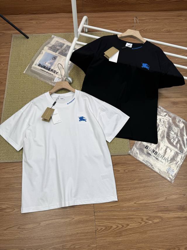 顶级复刻版本 2025夏季新款Burberry巴宝莉刺绣蓝色战马骑士Logo图案绣花休闲情侣宽松短袖T恤 独一无二的活性环保面料染色 32支双纱精梳纯棉爽滑手感