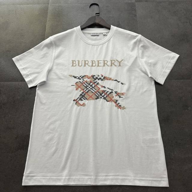 爆款推荐 burbberry巴宝莉2025新款大战马绣花短袖T恤 原版面料高版本高品质 网红明星同款 麻棉单面100%棉210克重洗水 经典大战马绣花工艺 手感