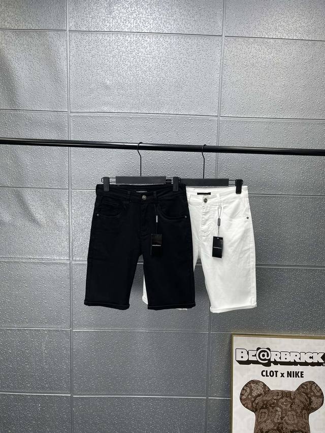 阿玛尼牛仔裤 人气爆款夏季阿玛尼新品超柔牛仔短裤 最新顶级用料超柔高棉水洗牛仔面料 定制五金配件 每一件水洗费用高达常规工艺三倍之多 触感极致细腻 拿到手实物真