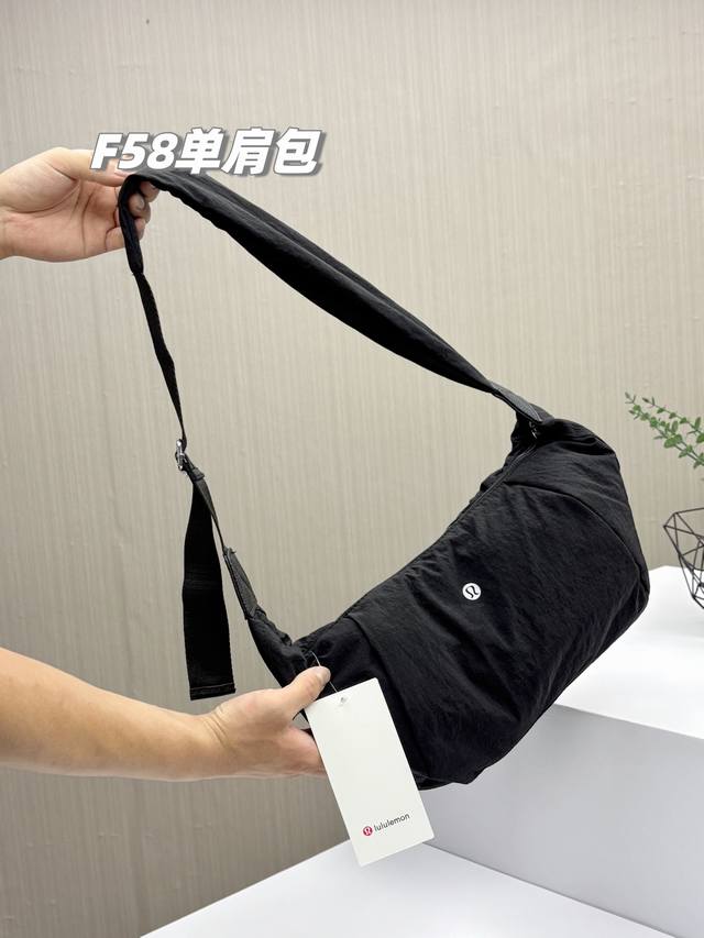 绝对的高大上 Lulu2025最新大容量通勤单肩包 男女通用 经典中的经典 软质轻便单肩腋下包 不管不顾 颜值第一 真的是超级好看的一款 肩带可调节 各种上身方