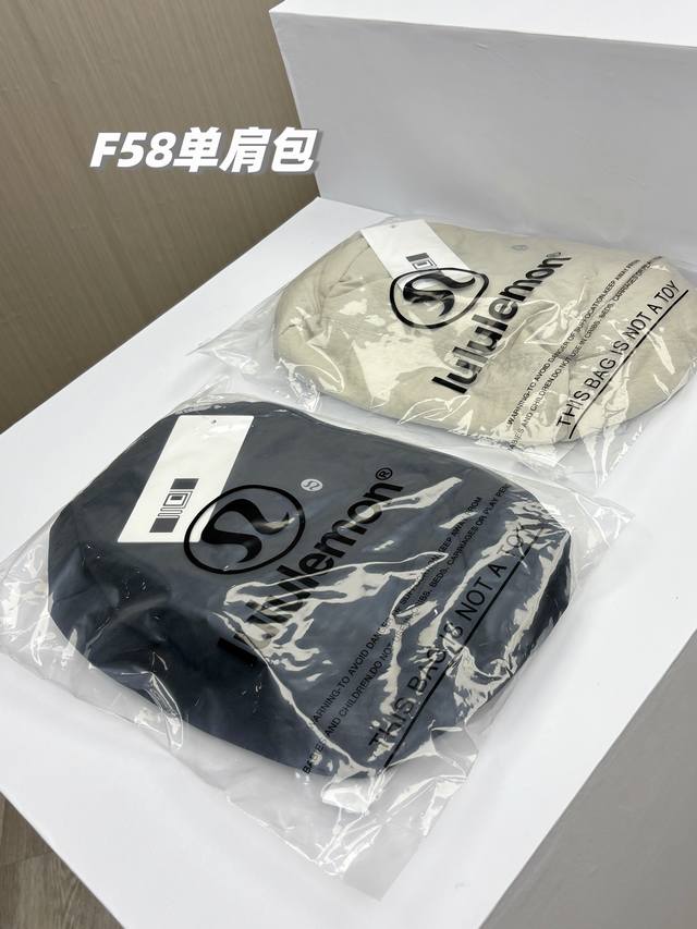绝对的高大上 Lulu2025最新大容量通勤单肩包 男女通用 经典中的经典 软质轻便单肩腋下包 不管不顾 颜值第一 真的是超级好看的一款 肩带可调节 各种上身方