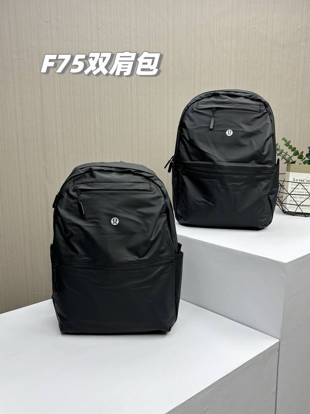 经典款 放心推 长期有货不下架 2025最新Lululemon商务休闲两用背包户外运动双肩包 男女上身都好看的一款皮面防水耐磨双肩包 真的上身超级高奢风 品名: