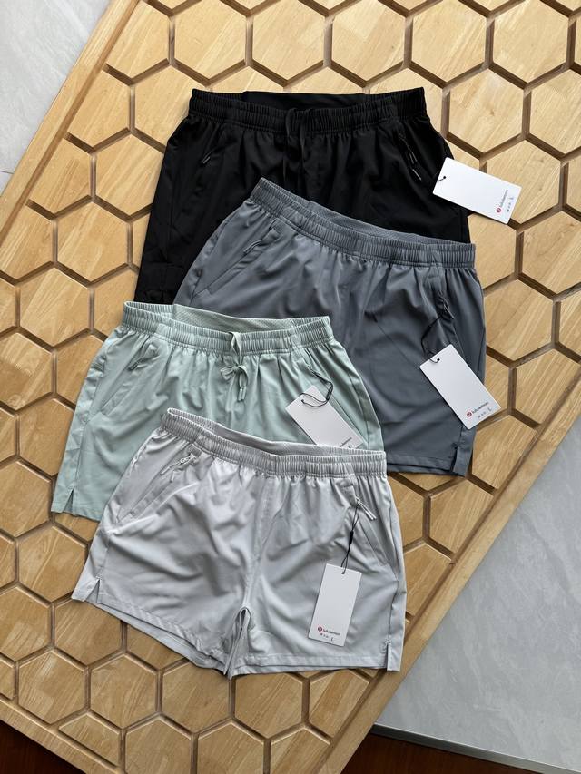 Lululemon 露露户外探险徒步越野运动登山功能休闲速干短裤 面料:锦纶氨纶爽翻啦 这款选择再生纤维制作超薄透气大弹力 怎么穿都很舒适张力十足面料整体为轻量
