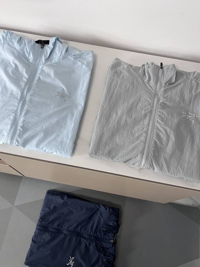 始祖鸟夏季经典款皮肤衣 防晒服 男女都可穿 上身轻薄轻盈 防晒挡风微防水 便于收纳 夏季出行必备 太晒防晒 温度变化可以保暖 叠起来拳头大 方便携带 颜色 淡蓝