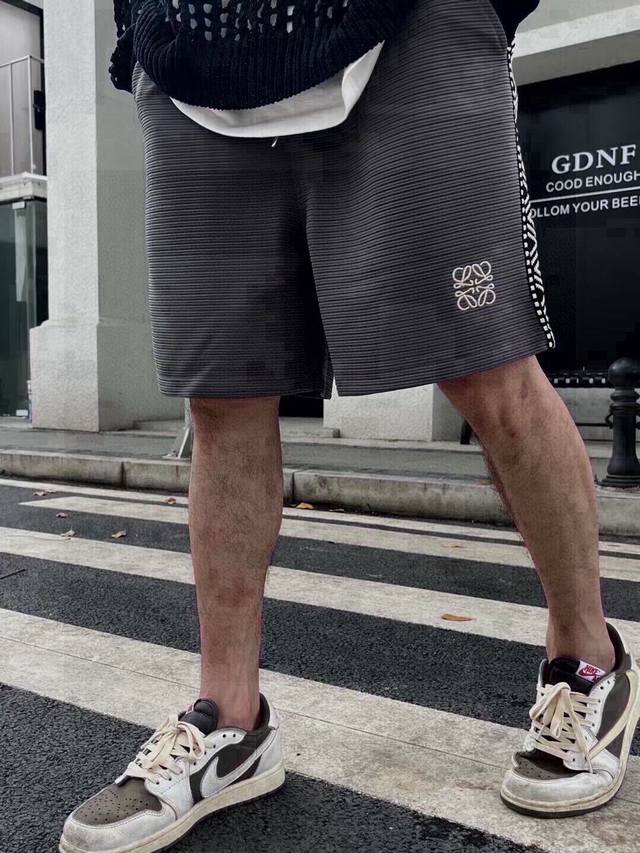 品名 Lo&We 22Ss 侧边织带针织刺绣短裤 面料 针织 颜色 图片色 尺码M-L-Xl 腰围 臀围 裤长 m 70 110 46 l 71 114 47